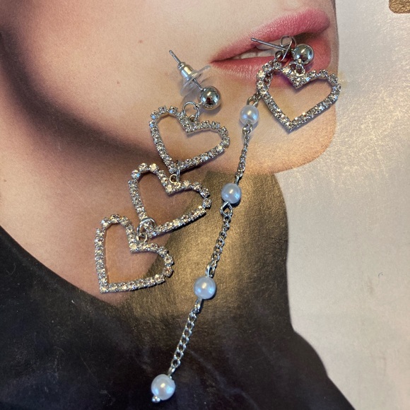 Asymmetrical Heart Rhinestones Earrings - Picture 6 of 6